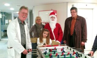 Kinderklinik Nürnberg: Übergabe Kicker an Chefarzt und Frau Ann-Christin Puchta vom Verein Klabautermann, rechts im Bild: Rainer Schmitz, Bally Wulff Nürnberg