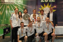 Die glücklichen Sieger des Turniers – die Mannschaft des KGB Hannover: (v.l.n.r.) Obere Reihe: Knuth Strecker, Sarah Schrader, Marc Balic, Helmut Hanekamp, Frank Dörrie, Mario Hoffmeister. Untere Reihe: Oke Harms, Ruben Heinrich, Christopher Marks, Johannes Wahle.