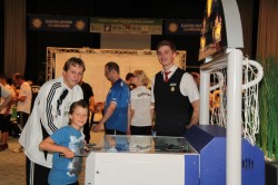 Spiel und Spaß abseits des Turniergeschehens im Gauselmann Fun-Park. Am Star Kick, einem Kickerroboter, konnten Zuschauer und Teilnehmer sich an einem Computer messen.