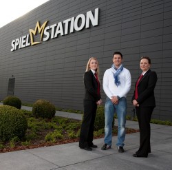 Olga Sawatzky (links) und Ina Fomina (rechts) freuen sich mit Fabian Fröhning (Mitte) vor der Spielstation in Oberhausen auf das große Fußball-Event.