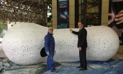 Raum schaffen – Gestern wurde die Großskulptur des Künstlers Anton Schaller am Eingang der Spielbank Hohensyburg aufgestellt. (Foto: WestSpiel)