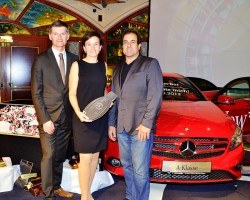 Direktor Bernhard Moosbrugger, Mag. Karin Seyfried von Mercedes Schneider, Gewinner Egon Lutz.