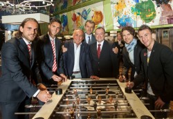 Dir. Mag. Ernst Hubmann mit den Präsidenten Kaspar Plattner und Walter Baumgartner und den Fußballern Abraham, Schütz, Kiem und Fink. (Foto: Casino Innsbruck)