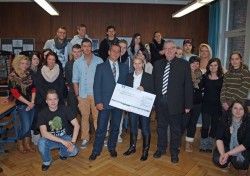 Einen Scheck in Höhe von 2.000 Euro überreichten Katja Grosser (vorne Mitte) und Erwin Koschembar (vorne rechts) an Schulleiter Manfred Nicolaus (vorne links) für den Förderverein des Robert-Bosch-Berufskollegs.