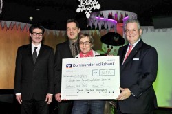 Direktor Franz Hirthammer (rechts) übergibt gemeinsam mit Spielbank-Mitarbeitern Dirk Jörries (links) und Jürgen Benning den Spendenscheck an Silke Willing, stv. Leiterin des Malteser Kinder- und Jugendhospizdienstes in Dortmund. (Foto: Hans-J. Hoppmann)