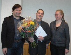 Geschäftsführer Tim Wittenbecher, der Jubilar Peter Löffler und Personalerin Birigt Pitzius.