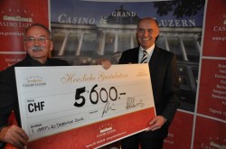 Scheckübergabe (Erwin Bachmann, LZ Medien AG, Wolfgang Bliem, Grand Casino Luzern)
