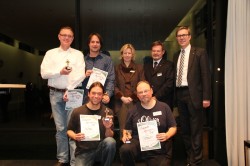 Das Siegerteam die „Roten Socken“ von der Bundestagsfraktion  Die Linke konnte sich über den Sieg beim Ministergärten-Cup 2012 freuen. Frau Dr. Cornelia Dömer, Landesvertretung Rheinland-Pfalz (oben mitte), Helmut Schneller, Firma Löwen Entertainment (oben 2.v.r.), und Mario Hoffmeister, Gauselmann Gruppe (oben 1.v.r.), gratulierten den glücklichen Gewinnern.