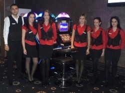 Die Mitarbeiterinnen und Mitarbeiter – hier das Team der neuen Filiale in Craiova – sind bestens geschult.