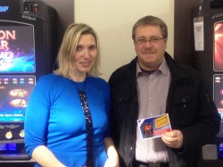 Tina Mutz von Bally Wulff und Gewinner Dirk Weichbrodt.