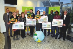 Von links: Michael Türk (Bezirksleiter Lotto Rheinland-Pfalz), Gudrun Angelis (Solwodi), Hanns-Martin Stoll (Weltladen Neuwied), Barbara Mittler (Geschäftsführerin Entwicklungspolitisches Landesnetzwerk ELAN), Rolf Zimmer  (Bezirksleiter Lotto Rheinland-Pfalz), Konstantin Hahn (Weltladen Bad Kreuznach), Susanne Schwandt (Weltladen Koblenz), Walter Desch (stellv. Lotto-Aufsichtsratsvorsitzender), Jean-Claude Nzuzi-Luyeye (Mobile Klinik Lisungi), Michel Sanya Mutambala (Buchautor &quot;Mopaya&quot;) sowie Innenminister Roger Lewentz. (Foto: Seydel)