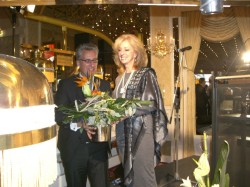 Axel Dierolf überreicht dem Ehrengast aus Las Vegas Jan Laverty Jones ein Blumenbouquet