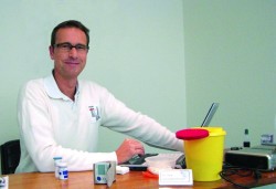 Dr. Georg Backhausen erstellt das persönliche Risikoprofil bei der Schlaganfall-Info-Tour 2013.