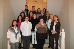 Carmen Steppek (vorne r.) mit Teilnehmerinnen und Teilnehmern der „Kick-Off-Veranstaltung“, die sie auf Schloss Benkhausen leitet.