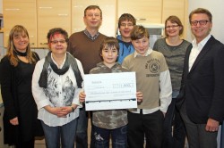 v.l.n.r.: Schulleiterin Andrea Born, Kirstin Spörck vom Förderverein der Schule Rodenbeck, Uwe Fröhlking, Eric, Sven, Mika, Schulsozialarbeiterin Edda Heinrichsmeier-Roth und Armin Gauselmann. Nicht auf dem Foto, jedoch Mitglieder der Schülerfirma: Raphael, Noah und Kevin.