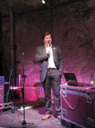 Tim Wittenbecher begrüsst die Party-Gäste.