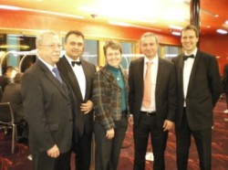 Team der Spielbank Feuchtwangen mit M. Körner von links nach rechts: Albrecht Reinhart (Techn. Leiter), Floorman Rankovic, Elisabeth Schock (Direktorin), Poker-Experte Michael Körner, Floormann Strohal.