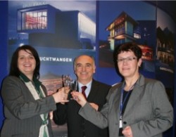 Von links nach rechts: Katherina Pfitzinger (Leiterin Tourist Information Feuchtwangen, Gewinner Vincenzo Petrosino, Gabriela Wallerer (Direktionsassistentin Spielbank Feuchtwangen)