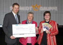 Burkhard Revers überreichte die Spende an Maria Locher (Mitte) und Birgit Quente (rechts).
