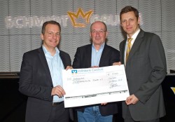 Burkhard Revers und Robert Hess überreichen Rainer Schwital den Spendenscheck.