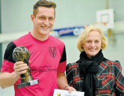 Ursula Schmidt überreichte die Siegertrophäe an den Vehlager Sergej Lauer.