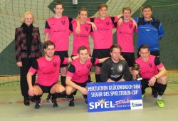 Gratulation zum Sieg: Ursula Schmidt mit den erfolgreichen Spielern des SC Blau-Weiß Vehlage.