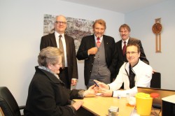 Else Hohmeier lässt ihr Schlaganfall-Risiko von Dr. med. Georg Backhausen untersuchen. (v.l.n.r.) Bernd Hachmann, Paul Gauselmann und Hartmut Jork informierten sich beim Mediziner über den neusten Stand der Risikofaktoren eines Schlaganfalls.