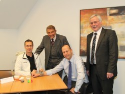 Im Rahmen des Pressegesprächs zum Auftakt der diesjährigen Schlaganfall-Info-Tour untersuchte Dr. med. Georg Backhausen (1.v.l.), Mediziner der Tour, auch Prof. Dr. Schellinger (sitzend) sowie die Initiatoren Paul Gauselmann (2.v.l.) und Georg Droste (1.v.r.), Vorstand der Sparkasse Minden-Lübbecke.