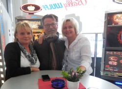 Grit Zimmermann (rechts) in Berlin mit Kunden.