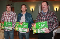 Manfred Gauselmann (M.) belegte beim Gauselmann-Preisskat 2013 den ersten Platz, gefolgt von Viktor Reinhardt (r.) und Jörg Matzke-Krupka (l.).