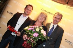 Gewinnerin Silvia S. mit Andreas Deiser (Mercedes, Retterwerk Hall) und Dir. Mag. Ernst Hubmann. (Foto: Casino Innsbruck)