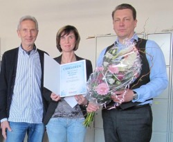 Angelika Sips mit Betriebsrat Joachim Weber (li) und Geschäftsführer Sascha Blodau (re).