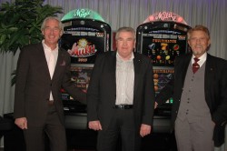 Paul Gauselmann (1.v.r.), Vorstandssprecher der Gauselmann AG, und Jürgen Stühmeyer (1.v.l.), Vorstand Vertrieb, verabschieden Catharinus Pelders (Mitte) in seinen wohlverdienten Ruhestand.