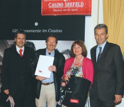 Guests & Organisation Manager Robert Frießer, das Gewinner Ehepaar Gschwentner und Casinodirektor Ernst Hubmann. (Foto: Casino Seefeld)