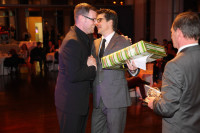 Schoss allein 15 der 23 Tore des Hohensyburger Teams 1: Tobias Jazak (links) freute sich über Glückwünsche und Torjägerkanone, überreicht von Teamchef Dirk Sörries (Mitte) und Reinhard Wehner, Bereichsleiter Automatenspiel. (Fotos: Michael Schilderoth)