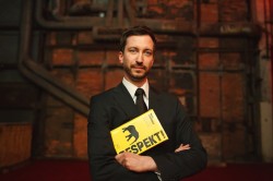 Rene Brorbonus mit Buch „Respekt“ (Foto: MProsch).