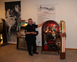 Josef Herb, Mitarbeiter der Museums-Werkstatt, ist unter anderem für die Instandhaltung der Musikboxen zuständig. Für die Sonderausstellung auf Schloss Benkhausen sucht das Deutsche Automatenmuseum aktuell nach alten Schallplatten.