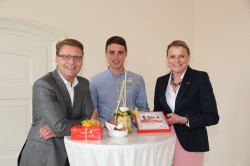 Armin Gauselmann (links) und Maike Hornberg (rechts), DKMS, sprachen Andre Hübner (Mitte) ihre Anerkennung aus.