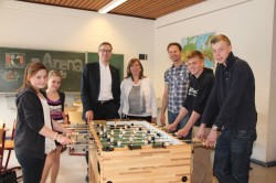 V.l.n.r.: Sophie Sonntag, Leonie Götze (Schülerinnen der Klasse 7e), Mario Hoffmeister (Leiter Zentralbereich Kommunikation der Gauselmann AG), Susanne Schwarze (SV-Lehrerin), Henning Raschke (SV-Lehrer), Moritz Voss, Jasper Lutterbey (Sporthelfer der Realschule 1)