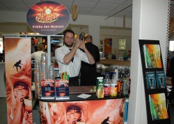 Professionelle Promoter begeisterten die Gäste der Marketing-Aktionstage mit kulinarischen Genüssen.