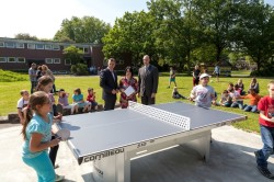 Freizeitspaß für die Kleinen – Spielbankdirektor Jochen Braun (links) und WestSpiel-Pressesprecher David Schnabel übergaben Inge Lauterborn-Astrath vom Kinderdorf Duisburg eine neue Tischtennisplatte für den Außenbereich. (Foto: Martin Valk)