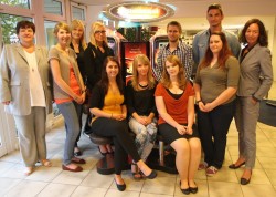 Die Absolventen der unternehmensinternen Zusatzqualifikation „Automatenwirtschaft“ ( v.l.n.r.): Schulungs-Referentin Christine Utech, Laura Thielking, Irene Löwen, Laura Winkler, Ella Dittenbier, Sandra Ogrodowicz, Wiebke Wendlandt, Markus Wildenhain, Jendrik Volkmann, Linda Rehburg, Ausbildungsleiterin Carmen Lohmeier. (Nicht auf dem Foto: Janik Schütte)