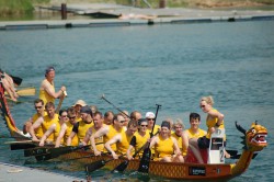 Die Drachenbootmannschaft „Merkur Dragons“ nahm erstmals erfolgreich an den ECSG teil. (v.l.n.r.) Manfred Jirmann, Johannes Möller, Matthias Gievers, Kirsten Seifert, Ole Petring, Bernd Kampschäfer, Klaus Wegner, André Chevallier, Harry Stein- hauer, Thomas Wollter, Heike Boeker, Achim Nadrowski, Thomas Wiesner, Philip Kra- mer, Heiko Püschel, Christiane Schreiber, Gerd Buhrmann, Kristin Kuhn, Elke Kaschu- be, Jörg Stock, Caro Koschitzki