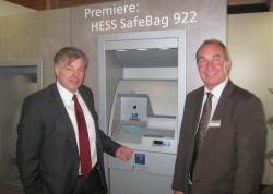 V.l.n.r.: Dirk Schulte-Mäter und Reiner Malberger, HESS-Verantwortliche für die Bereiche Vertrieb und Service im Geschäftsbereich Banken Deutschland, präsentierten das neue Depositsystem HESS SafeBag 922 auf dem GAD Forum in Münster.