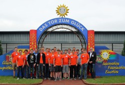 Die 20 Gymnasiasten des Physik-Leistungskurses des Söderblom Gymnasiums erhielten bei der Gauselmann Gruppe spannende Einblicke in technische Berufsfelder.