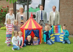 Sichtlich groß war die Freude bei Kindergartenleiterin Kadia Oedekoven (hinten: l.), Pfarrer Roland Mettenbink (hinten: r.) und den kleinen Nachwuchsartisten über die Spenden. Anika Sandmann (hinten: 2.v.l.), Volksbank Lübbecker Land eG, und Nils Rullkötter (hinten: 2.v.r.), Gauselmann Gruppe, wünschten den Kindern am Dienstag „alles Gute“ für ihren Zirkusauftritt.