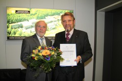 Anfang des Jahres feierte Karl-Heinz Kölling (l.) sein 30-jähriges Arbeitsjubiläum, zu dem Unternehmensgründer Paul Gauselmann ihm gratulierte.