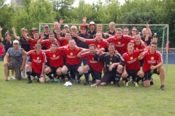 Die neuen Europameister 2013: (v.l.n.r.): Untere Reihe: Gerhard Penner, Mario Weiler, Carsten Hübert, Martin Neumann, Pawel Zapala, Vitali Klunk, Eugen Fritz Mittlere Reihe: Valeri Wiebe (Betreuer), Jan-Guido Dyck, Watschagan Harutjunjan, Florian Kadriu, Dietrich Wiebe, Till Wriedt, Denis Fritz Hintere Reihe (schwarzes Trikot): Die treuen Fans der Merkur Dragons: Carole Ikuta-Weiherich, Vera Hillebrand, Elke Kaschube, Peter Zwicker, Thomas Wiesner, Achim Nadrowski, Gerd Buhrmann, Heiko Püschel, Ole Petring, Bernd Kampschäfer, Klaus Wegner, Philip Kramer, Kirsten Seifert, Harry Steinhauer