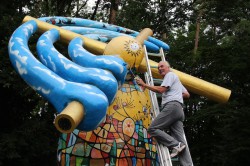 Der Meller Künstler Erwin Scholz frischte das Mühlenkreissymbol am Kreisverkehr Beuthener Straße/Isenstedter Straße in Espelkamp, für das die Gauselmann Gruppe Pate ist, auf.
