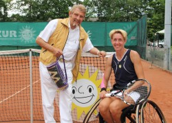 Die Weltranglistenerste im Rollstuhltennis Sabine Ellerbrock folgte der Einladung ihres Förderers Paul Gauselmann und demonstrierte, wie man im Rollstuhl Tennis spielt.